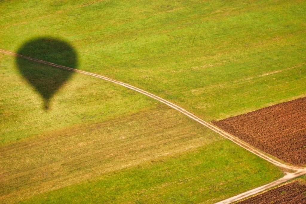 Podział działki pod inwestycję. Kiedy geodeta to za mało i potrzebny jest notariusz?
